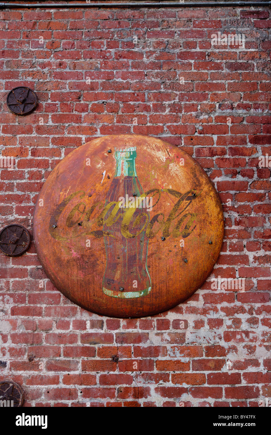 Sbiadita Coca Cola segno su un muro di mattoni. Foto Stock
