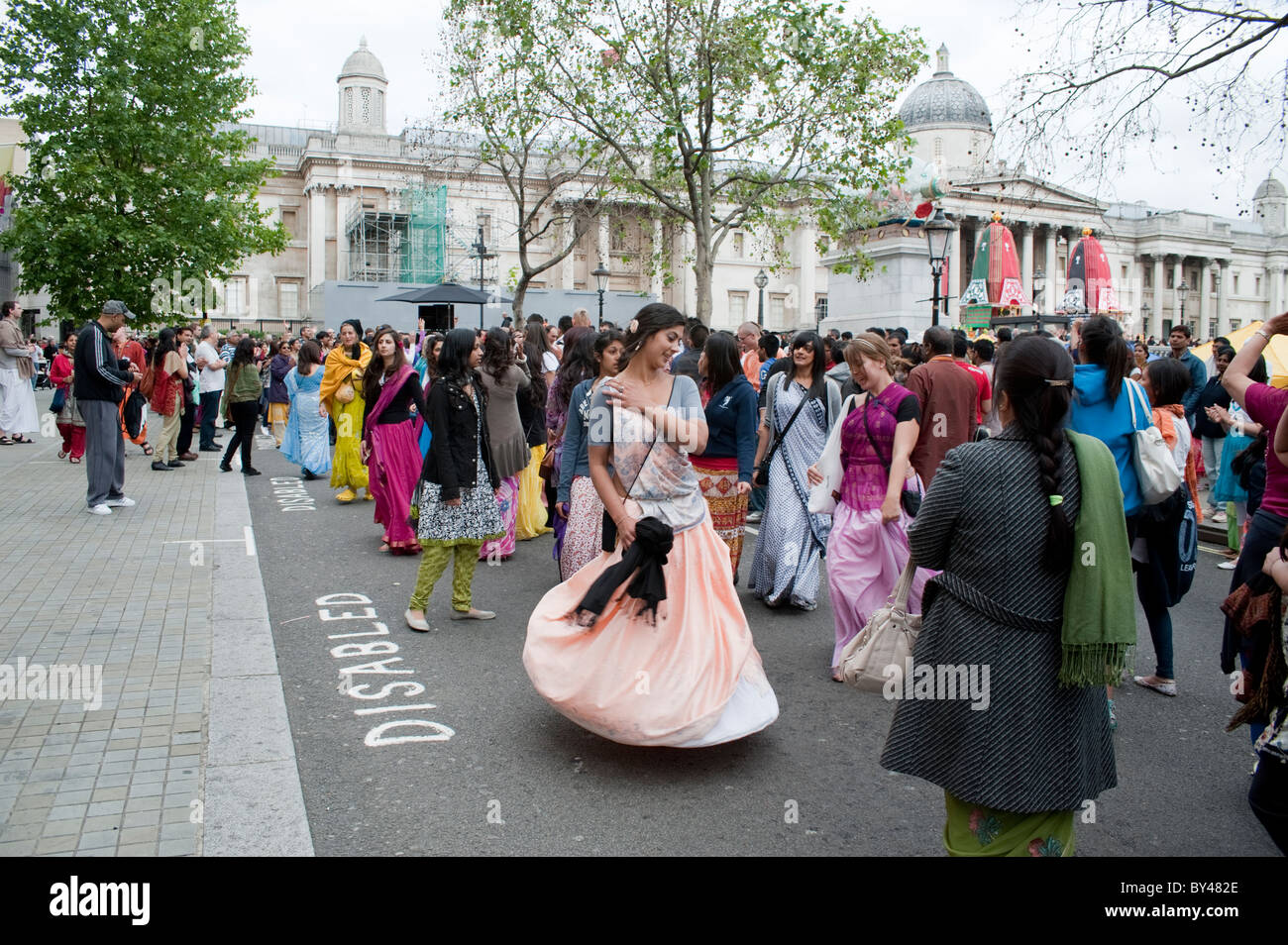 Donne che danzano durante la celebrazione del Ratha Yatra il festival indù di carri,Trafalgar Square,Londra 2010 Foto Stock
