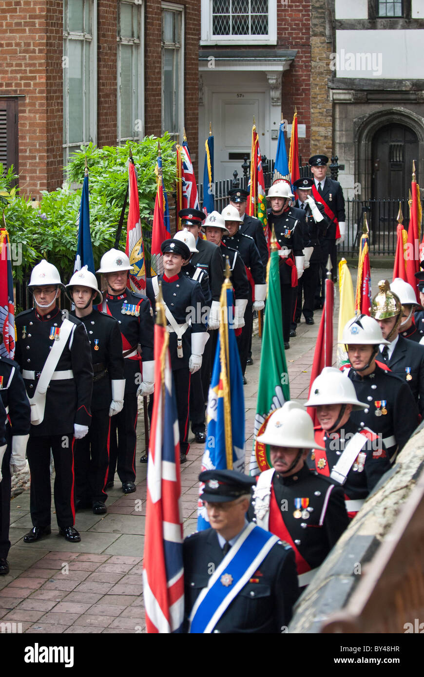Sfilata delle bandiere a livello nazionale dei vigili del fuoco memoriale di servizio del ricordo a San Bartolomeo il grande West Smithfield CE1 Londra Foto Stock