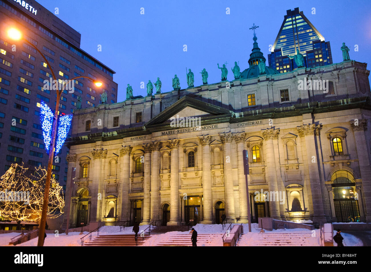 Mary Queen of the World Cathedral Montreal Canada // MONTREAL, Canada — l'esterno della Cattedrale di Maria, Regina del mondo (Cathédrale Marie-Reine-du-Monde) si trova in posizione prominente nel centro di Montreal. Completata nel 1894, questa basilica cattolica romana funge da sede dell'arcidiocesi di Montreal ed è la terza chiesa più grande della provincia del Quebec. La cattedrale è stata progettata come una replica in scala ridotta della basilica di San Pietro a Roma, con una caratteristica cupola e una facciata neoclassica. Situata su René-Lévesque Boulevard, la chiesa è stata designata sito storico nazionale del Canada nel 2000. Foto Stock
