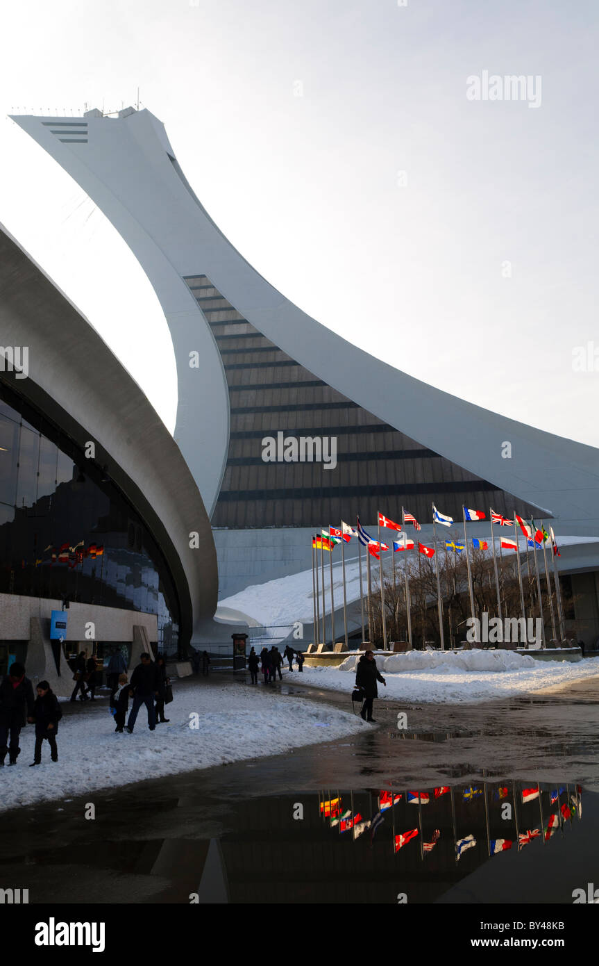 Olympic Stadium Montreal Canada // MONTREAL, Canada — lo Stadio Olimpico di Montreal (Stade olympique) è stato costruito per le Olimpiadi estive del 1976. Negli ultimi anni, da quando la squadra di baseball dei Montreal Expos si è trasferita a Washington DC, non ha un inquilino regolare ed è utilizzata per eventi speciali. Foto Stock