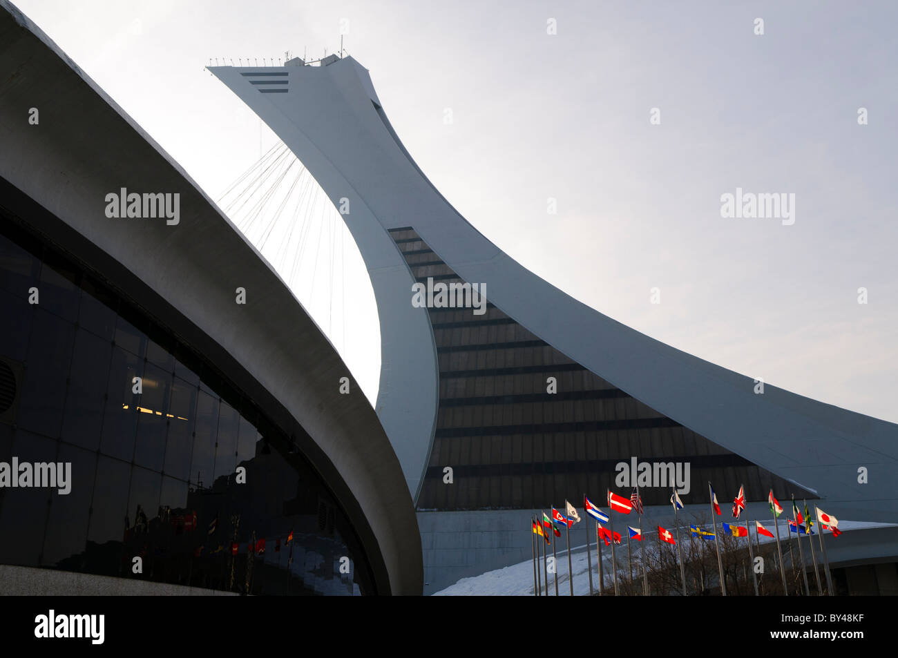 Olympic Stadium Montreal Canada // MONTREAL, Canada — lo Stadio Olimpico di Montreal (Stade olympique) è stato costruito per le Olimpiadi estive del 1976. Negli ultimi anni, da quando la squadra di baseball dei Montreal Expos si è trasferita a Washington DC, non ha un inquilino regolare ed è utilizzata per eventi speciali. Foto Stock