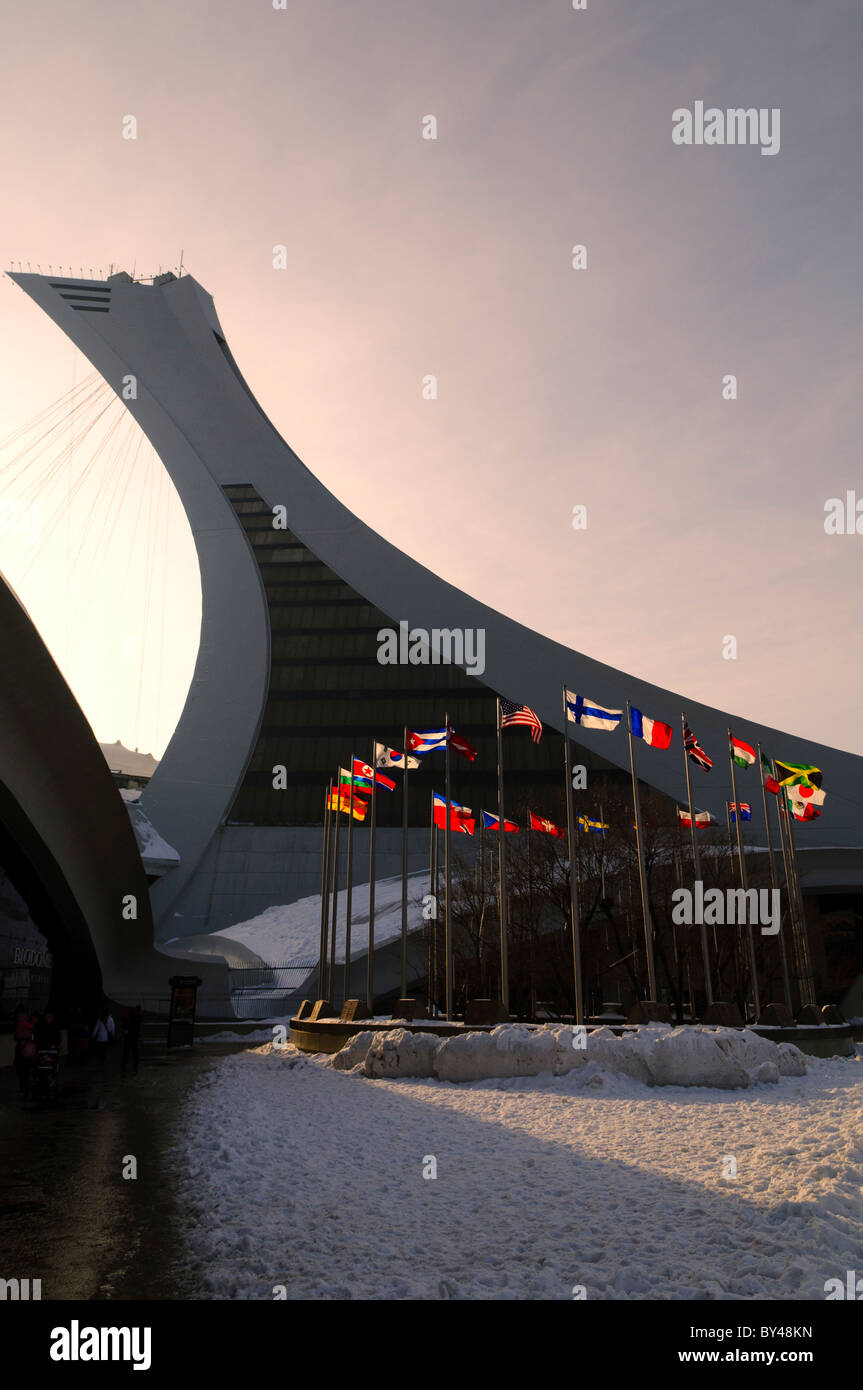 Olympic Stadium Montreal Canada // MONTREAL, Canada — lo Stadio Olimpico di Montreal (Stade olympique) è stato costruito per le Olimpiadi estive del 1976. Negli ultimi anni, da quando la squadra di baseball dei Montreal Expos si è trasferita a Washington DC, non ha un inquilino regolare ed è utilizzata per eventi speciali. Foto Stock