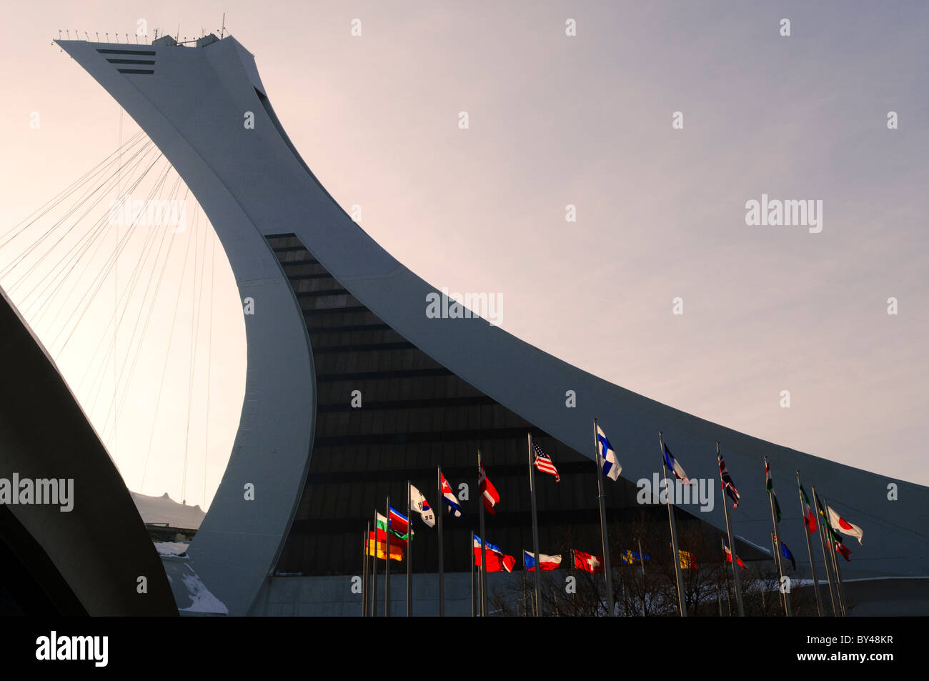 Olympic Stadium Montreal Canada // MONTREAL, Canada — lo Stadio Olimpico di Montreal (Stade olympique) è stato costruito per le Olimpiadi estive del 1976. Negli ultimi anni, da quando la squadra di baseball dei Montreal Expos si è trasferita a Washington DC, non ha un inquilino regolare ed è utilizzata per eventi speciali. Foto Stock