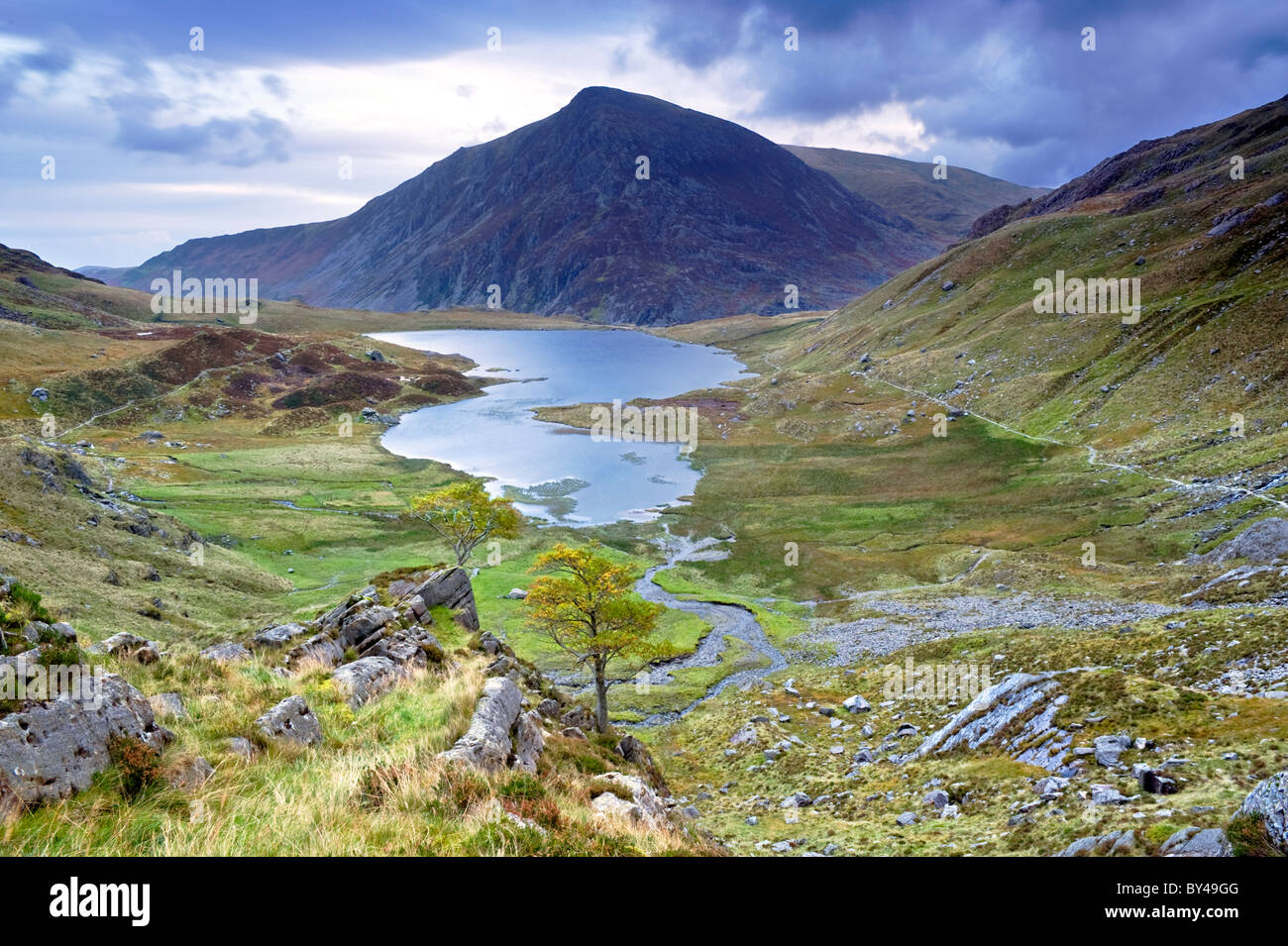Llyn Idwal in autunno sostenuta dalla penna yr Ole Wen & visto dal Devils Kitchen, Snowdonia National Park, North Wales, Regno Unito Foto Stock