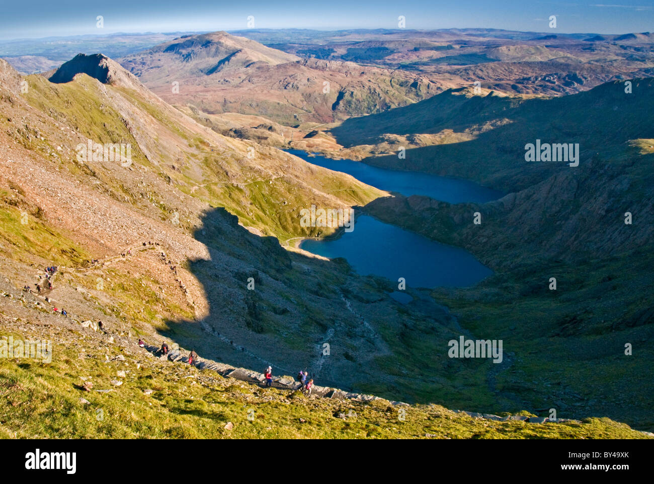 Vista da Snowdon Vertice di Llyn Llydaw, Glaslyn e Walkers sul Pyg Track & minatori via, Mount Snowdon, Snowdonia, Galles Foto Stock