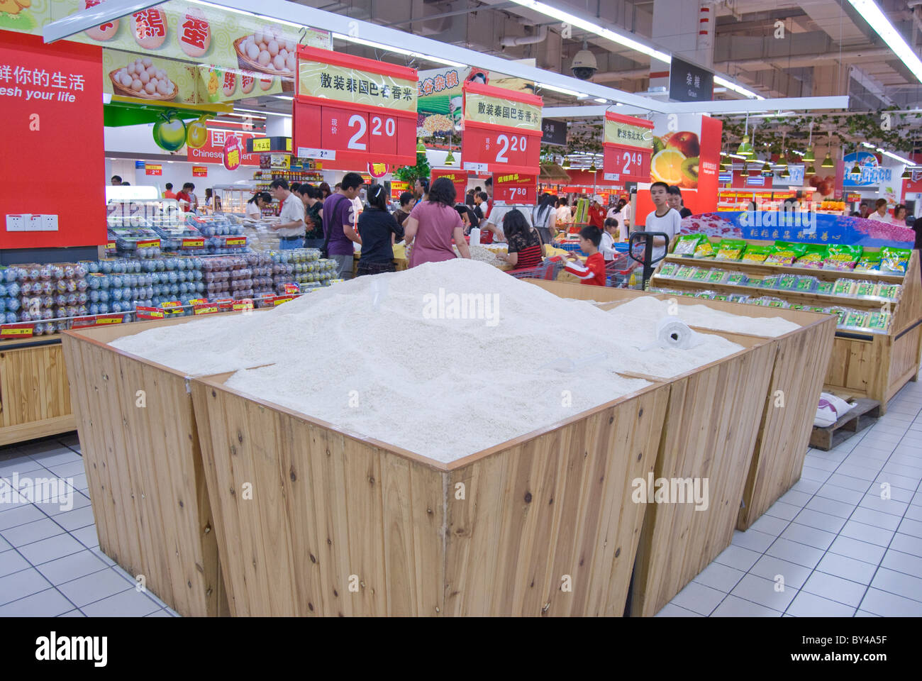 La vendita di riso in un grande supermercato in Shantou, Cina. Foto Stock