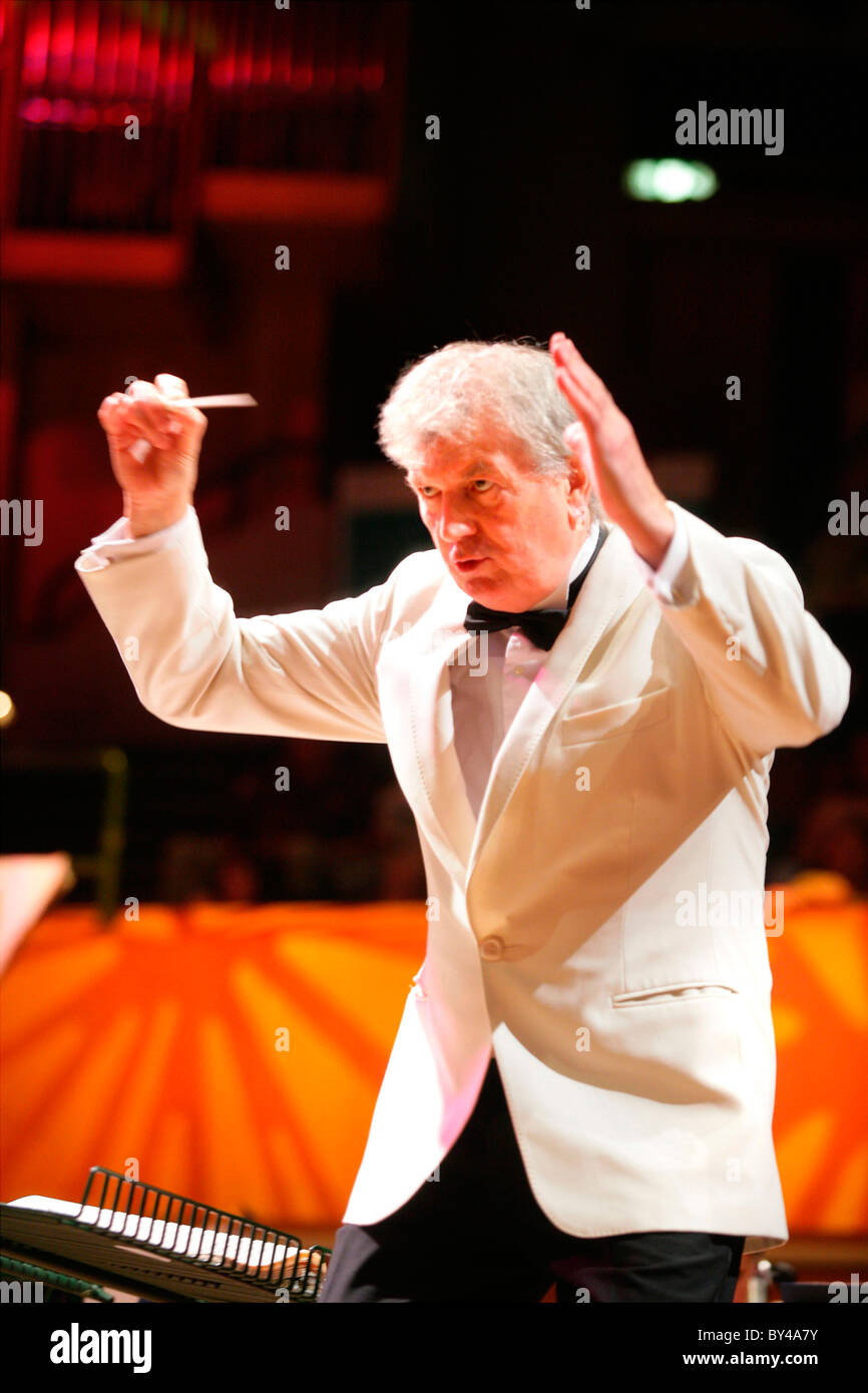 Owain Arwel Hughes conducendo alla Welsh Proms, St David's Hall. Foto Stock