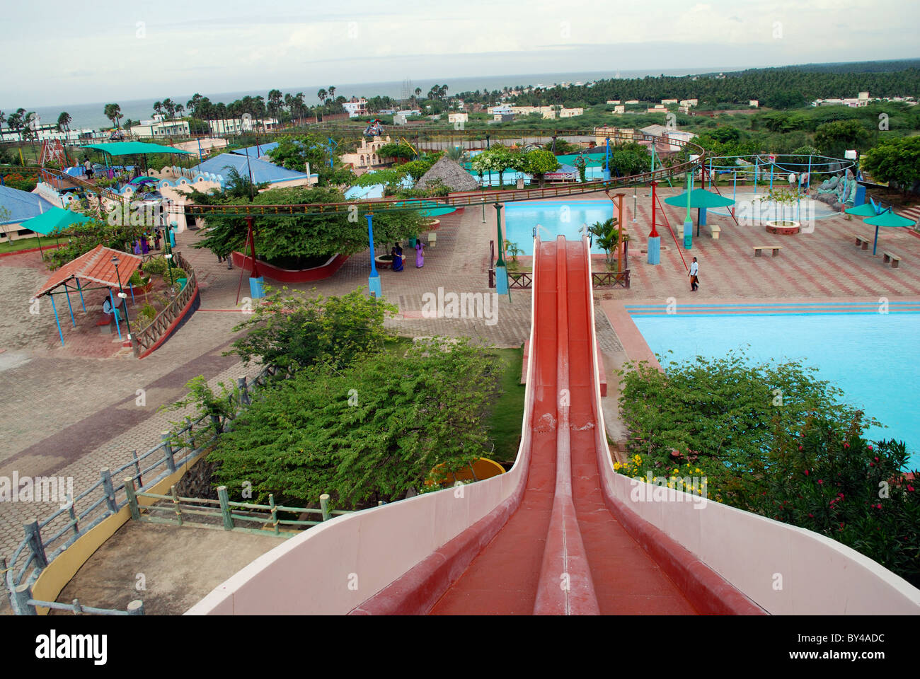 Kanyakumari costa e vista aerea di diverse corse in bay watch water theme park,kanyakumari,tamilnadu,l'india. Foto Stock