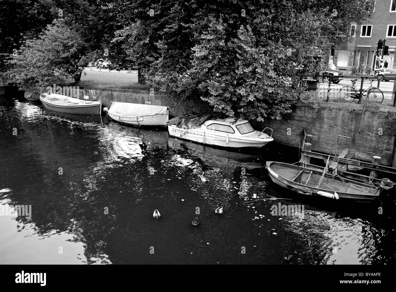Barche in un canale di Amsterdam, Paesi Bassi. Foto Stock