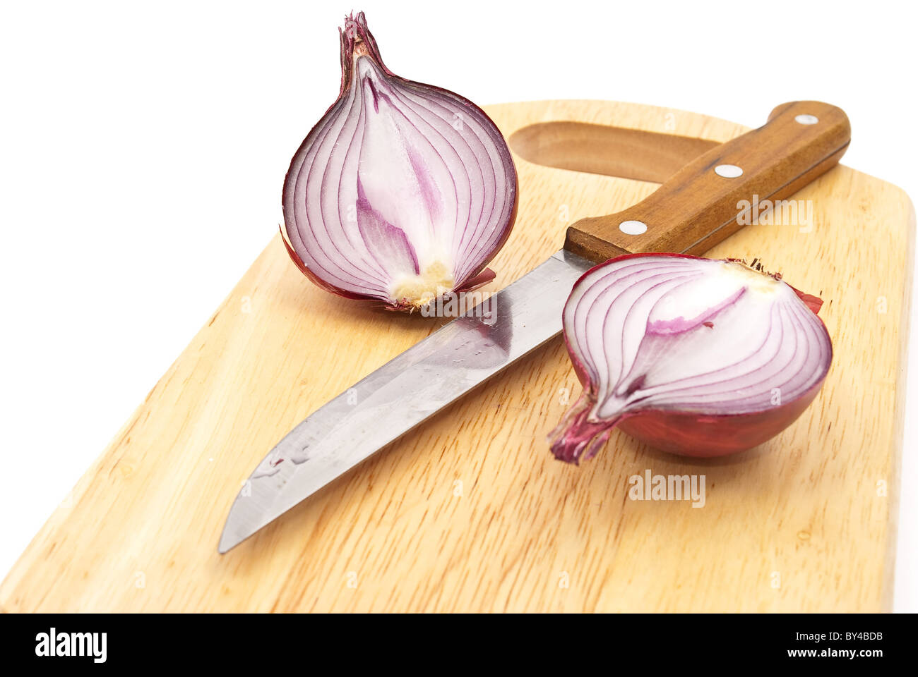Cipolla rossa con coltello Foto Stock