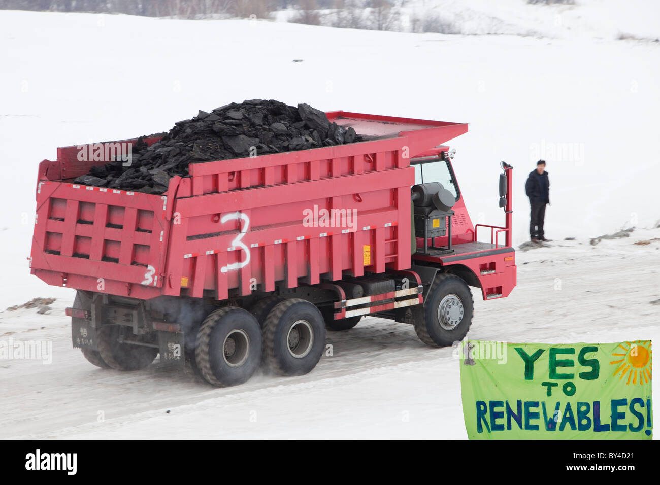 Un camion che trasportano carbone da un cast aperto miniera di carbone cinesi confine russo Foto Stock