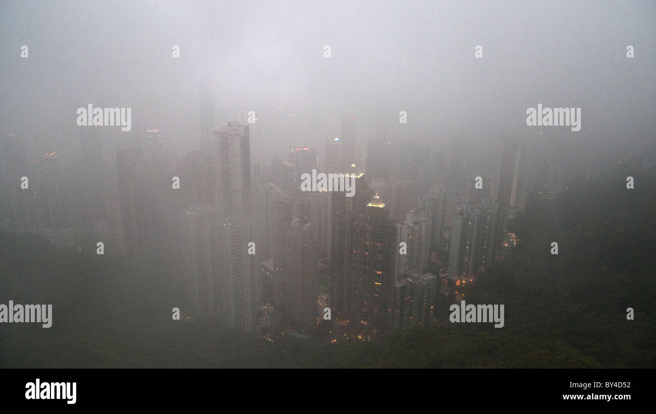 Edifici a scomparsa dalla nebbia e cloud, Hong Kong Foto Stock