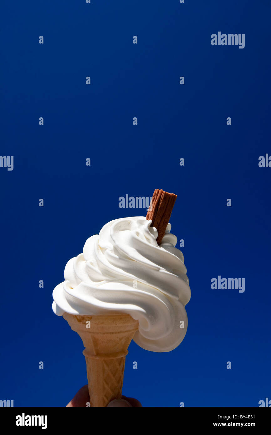 Gelato alla vaniglia nel cono con scaglie di cioccolato, o 99 Foto Stock