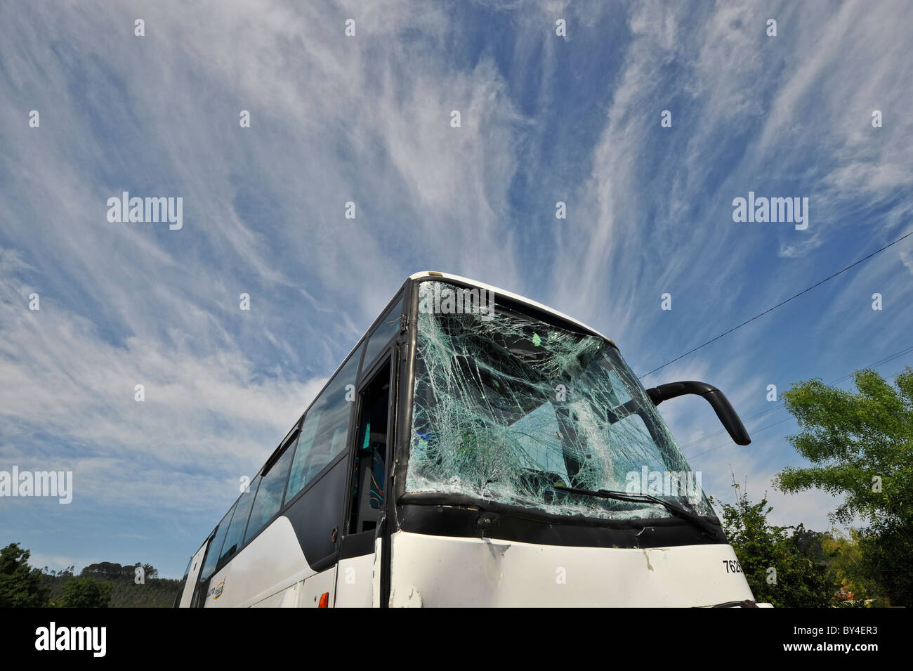 Distrutto con bus in frantumi il vetro del parabrezza dopo un incidente di macchina Foto Stock