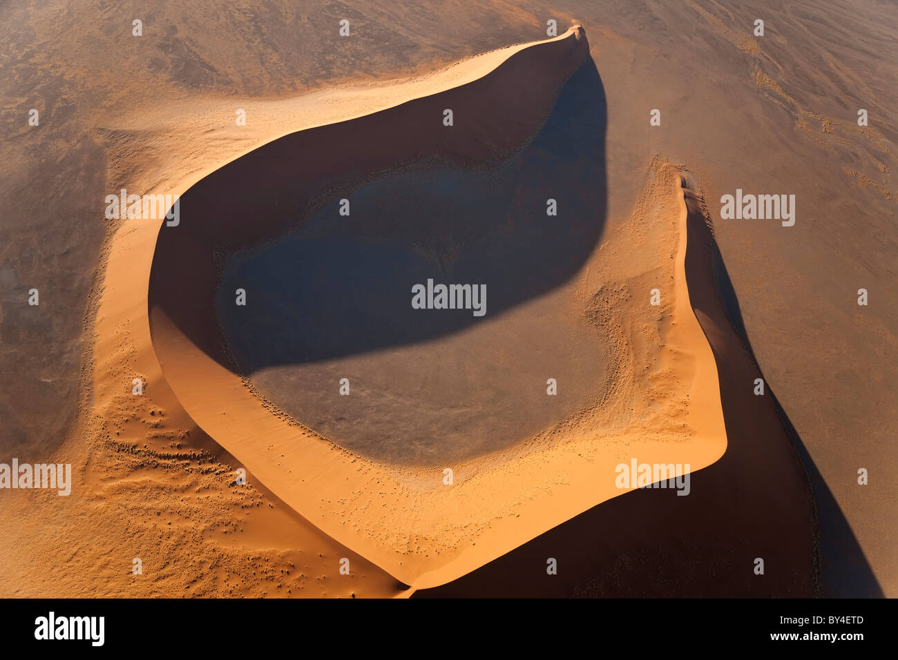 Vista aerea su dune di sabbia del deserto del Namib, Namibia Foto Stock