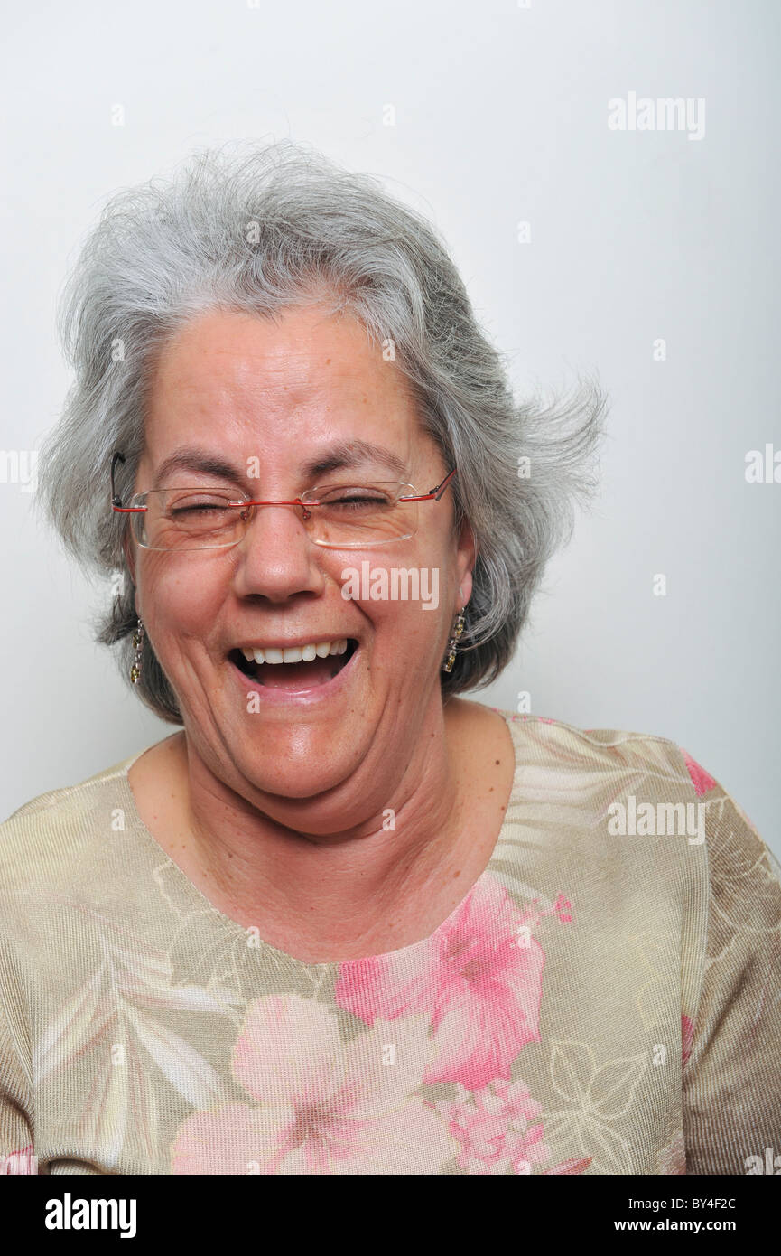 Ritratto di un felice donna di mezza età con gli occhiali a ridere Foto Stock