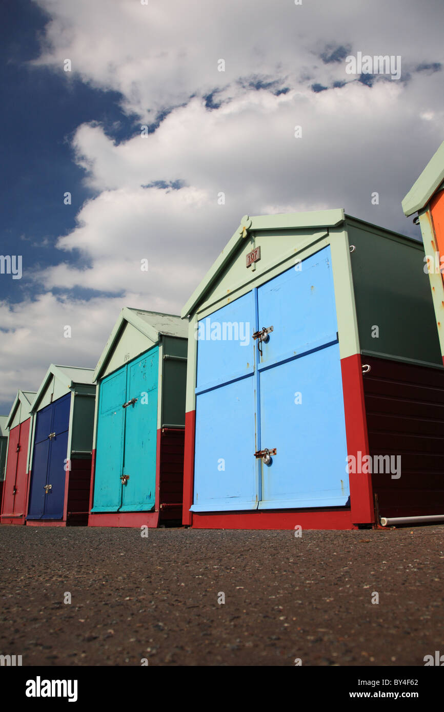 Colorate cabine sulla spiaggia, a Hove, Brighton Foto Stock