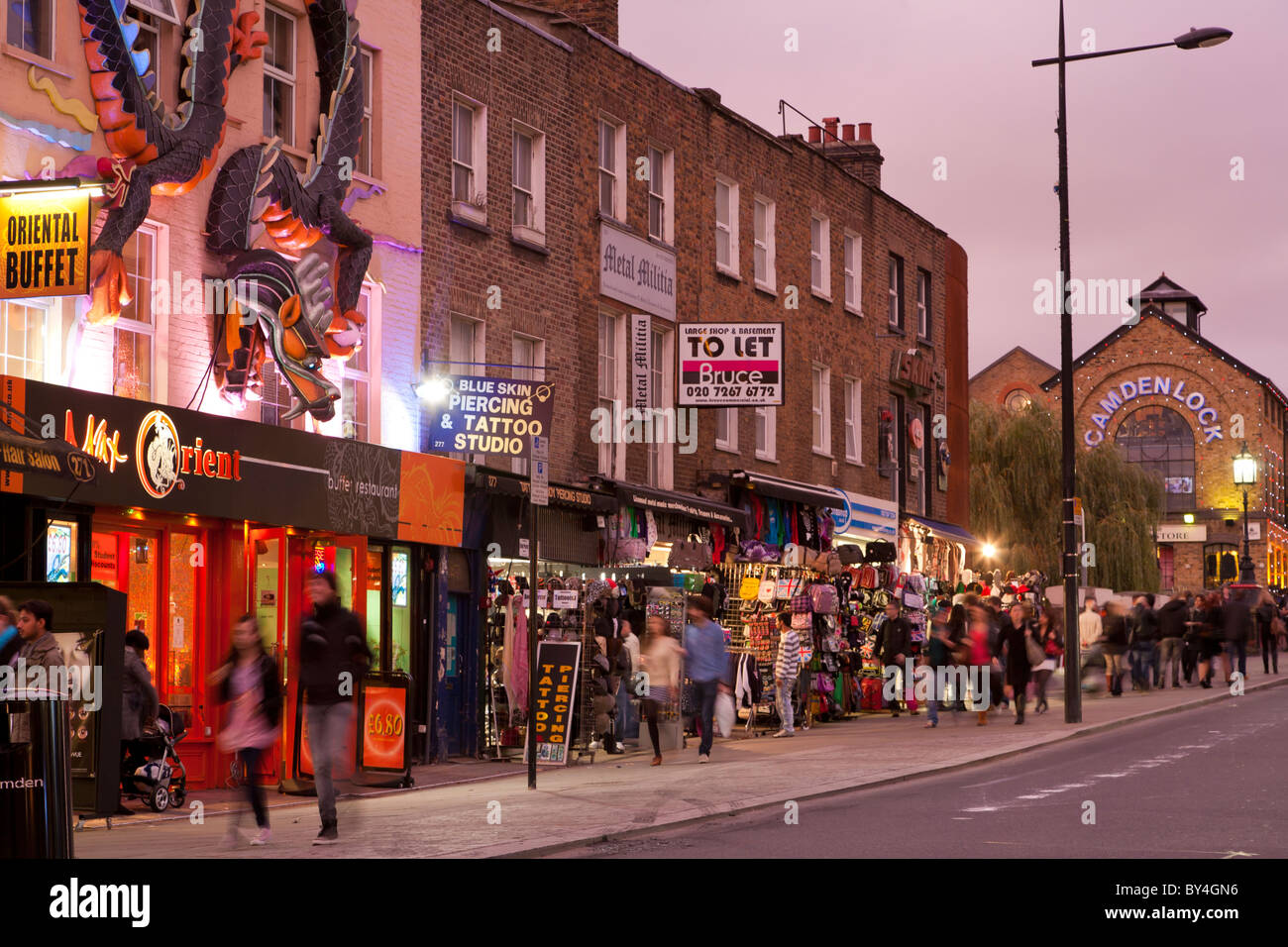 Negozi, Camden High Street, Camden Lock market, mercato di Camden, Camden Town, Londra, Inghilterra, gran-Bretagna Foto Stock