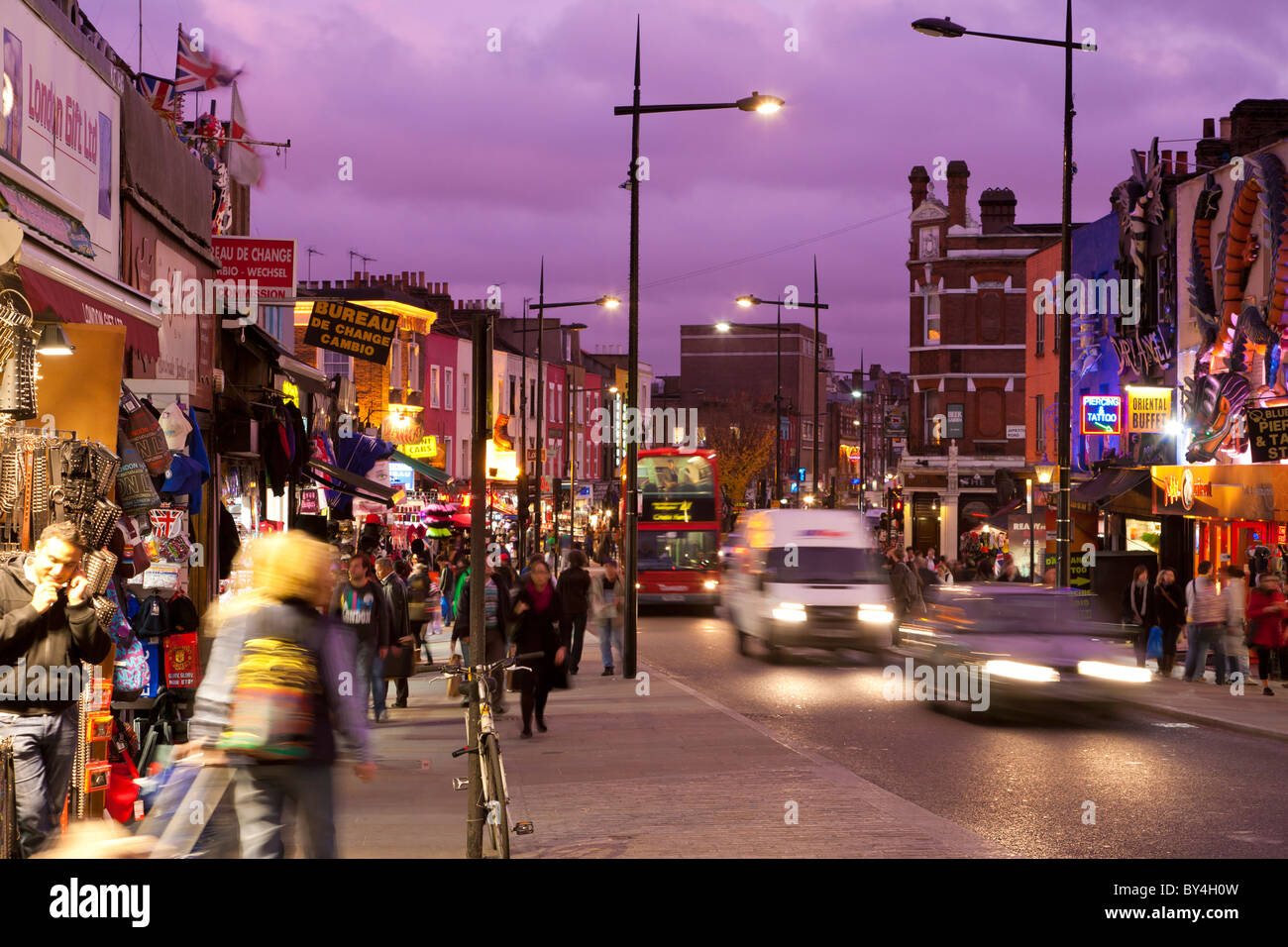 Negozi, Camden High Street, Camden Lock market, mercato di Camden, Camden Town, Londra, Inghilterra, gran-Bretagna Foto Stock