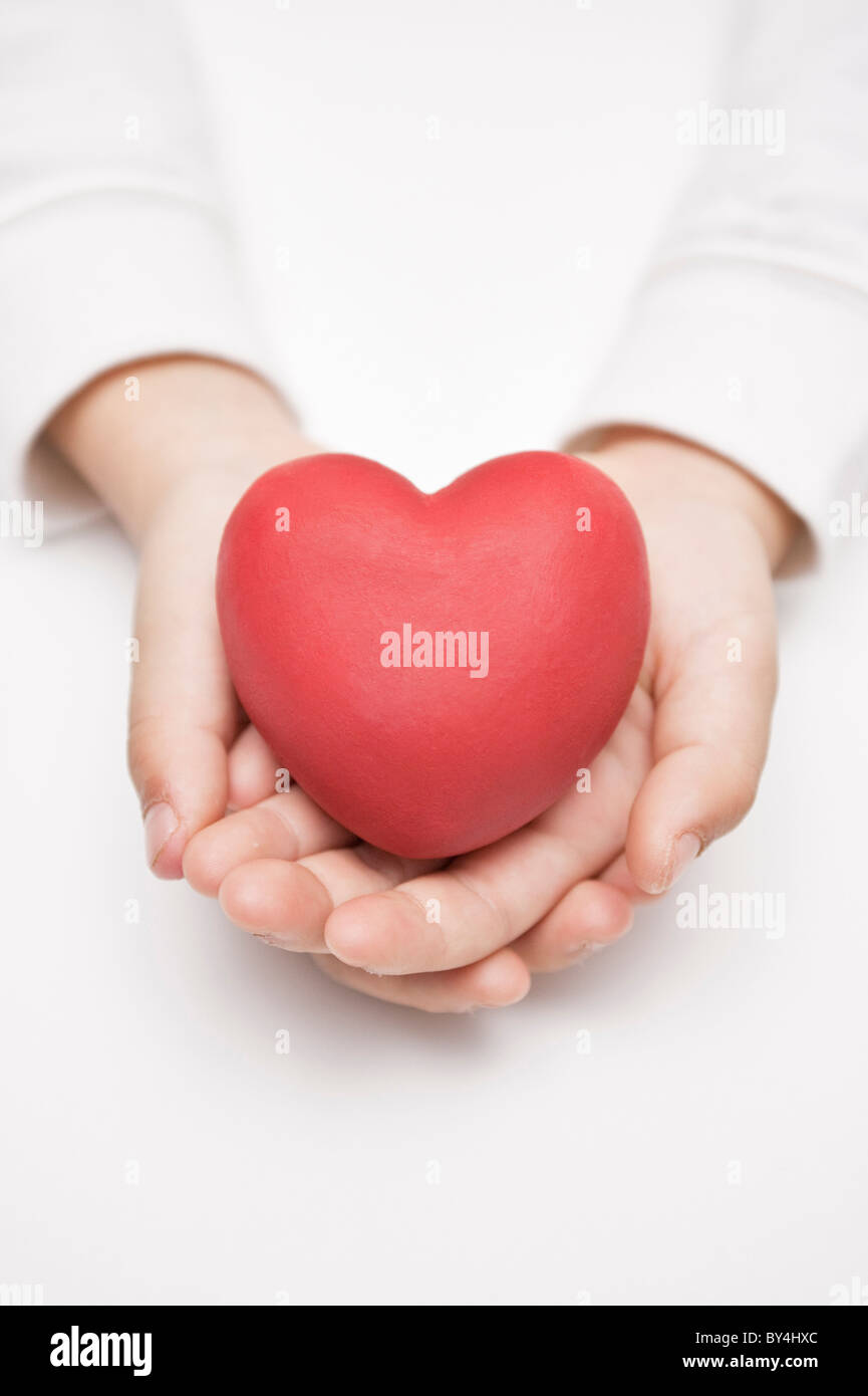 Bambino azienda cuore Foto Stock