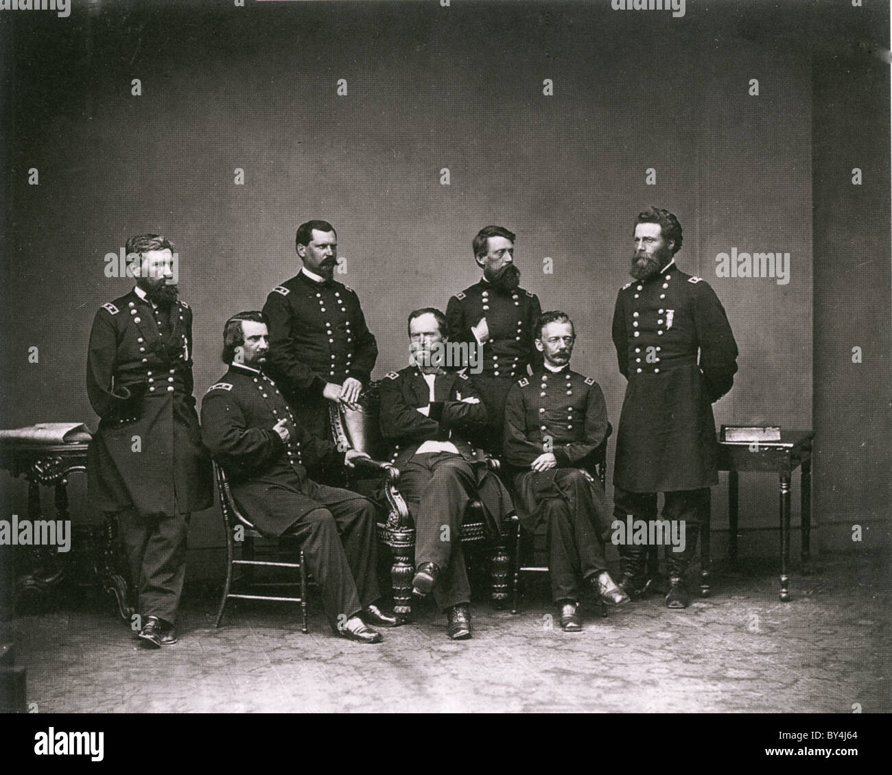 Generale WILLIAM SHERMAN (1820-1891) - centro - con alcuni dei suoi ufficiali di esercito dell'Unione nel 1865. Foto Matthew Brady Foto Stock