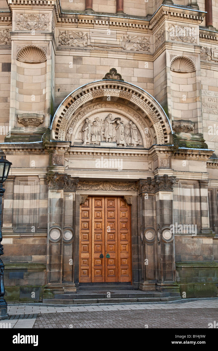 La porta principale di McEwan Hall, Università di Edimburgo la sede di graduazione, mostrando a bassorilievo in pietra di una cerimonia di laurea al di sopra della porta Foto Stock