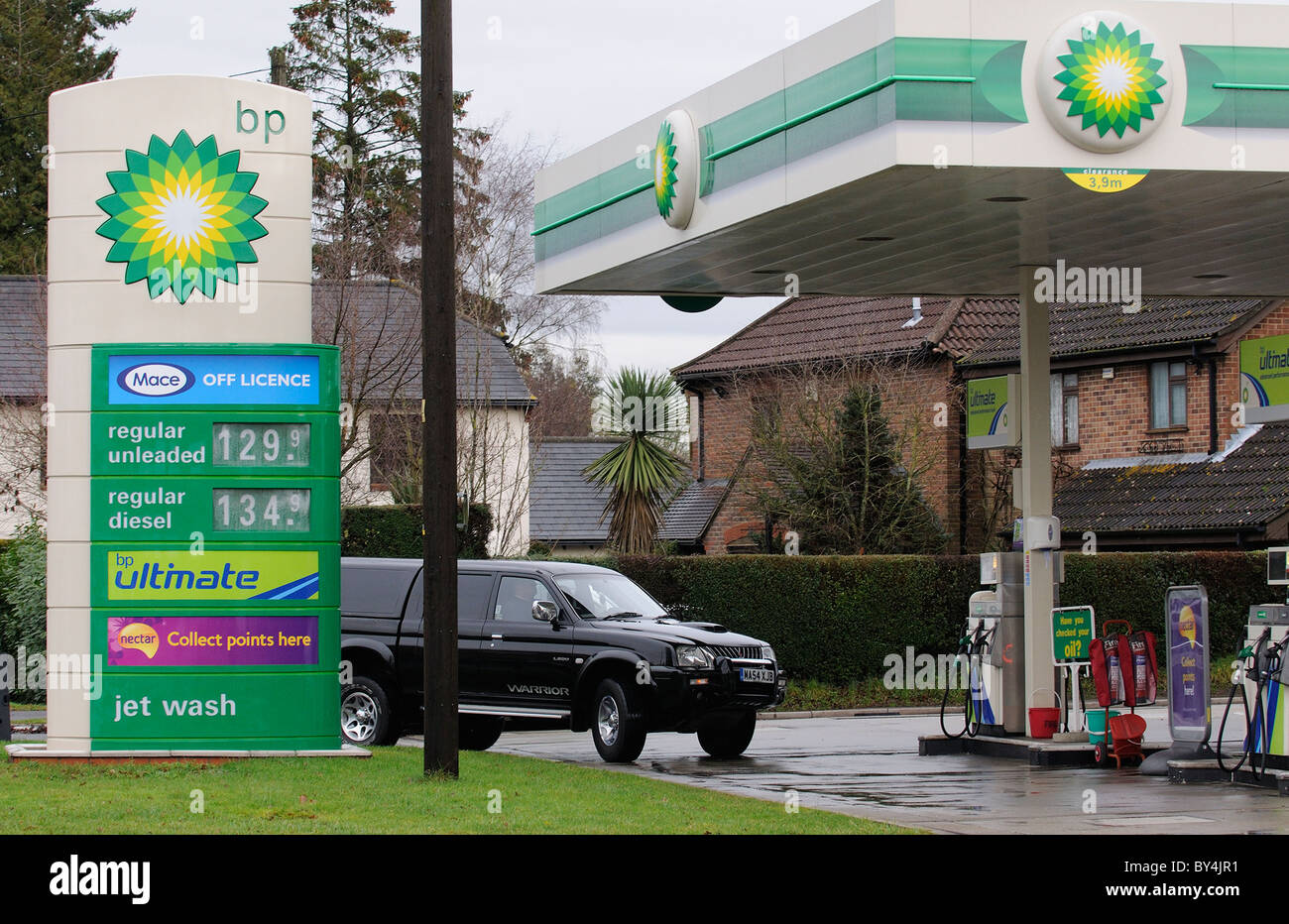 Strada dei prezzi del carburante sul display a BP Filling Station in Cadnam Hampshire Inghilterra meridionale Foto Stock