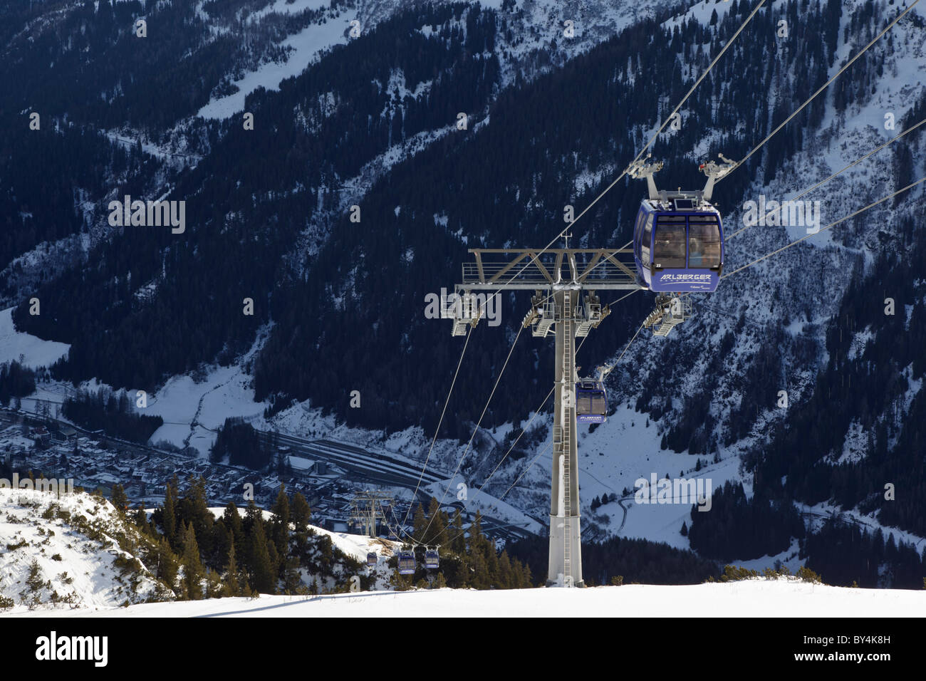 Una cabina in avvicinamento alla stazione superiore della Galzig sollevare in St Anton. Il villaggio di St Anton è visibile nella valle sottostante Foto Stock