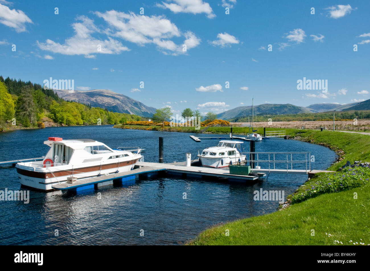 Barche in Caledonian Canal Gairlochy nr Fort William Highland Scozia Scotland Foto Stock