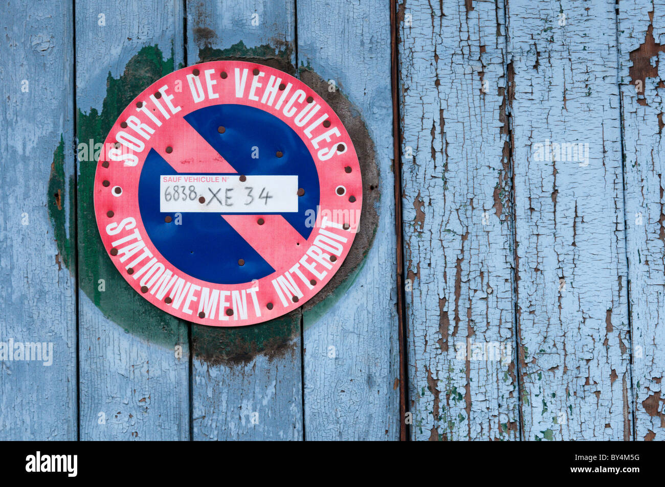 Il francese "Veicolo Exit' e 'No parcheggio' segno su una porta di garage in un villaggio francese. Foto Stock