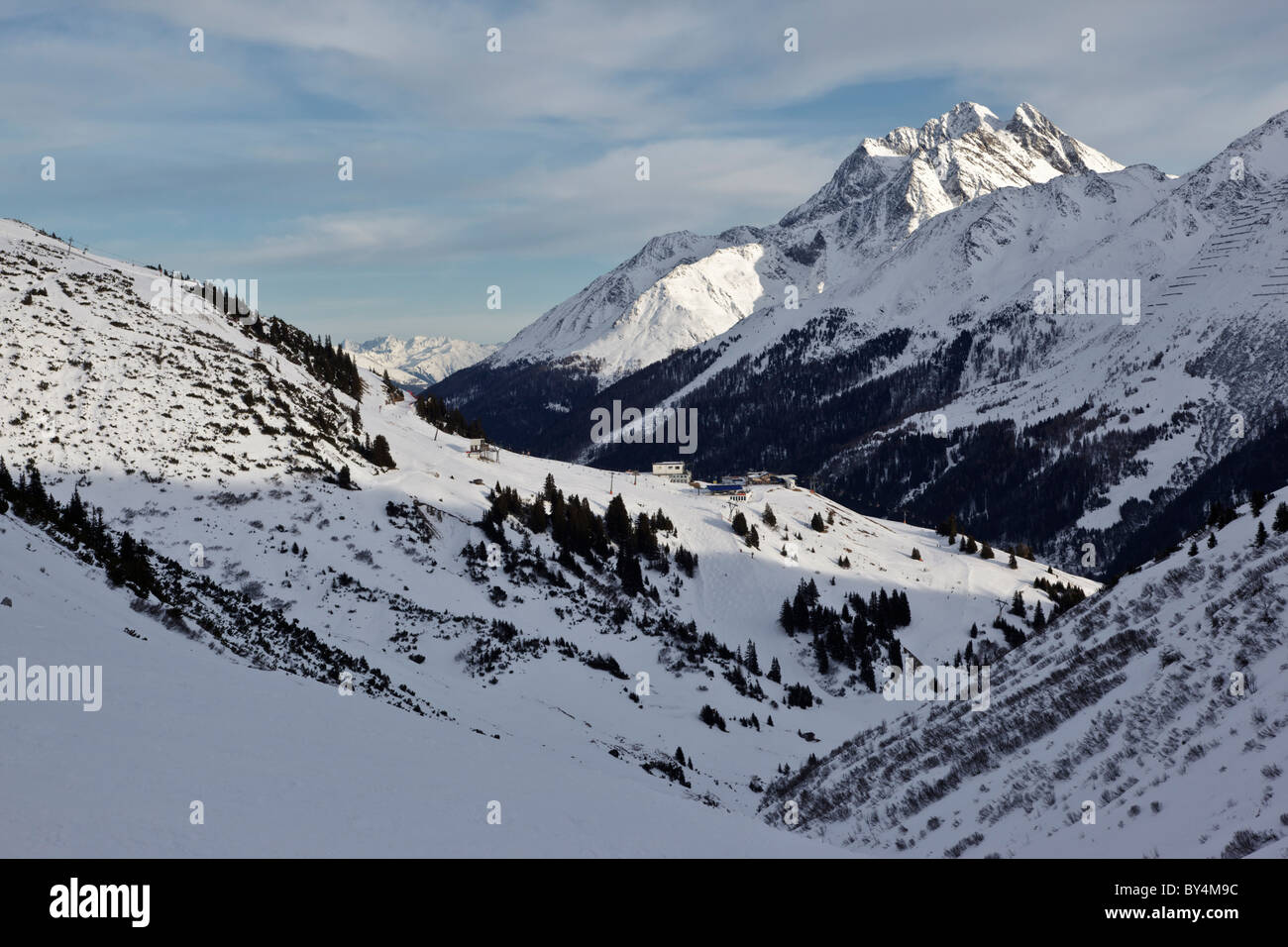 Vista delle montagne sopra St Anton am Arlberg in Austria Foto Stock