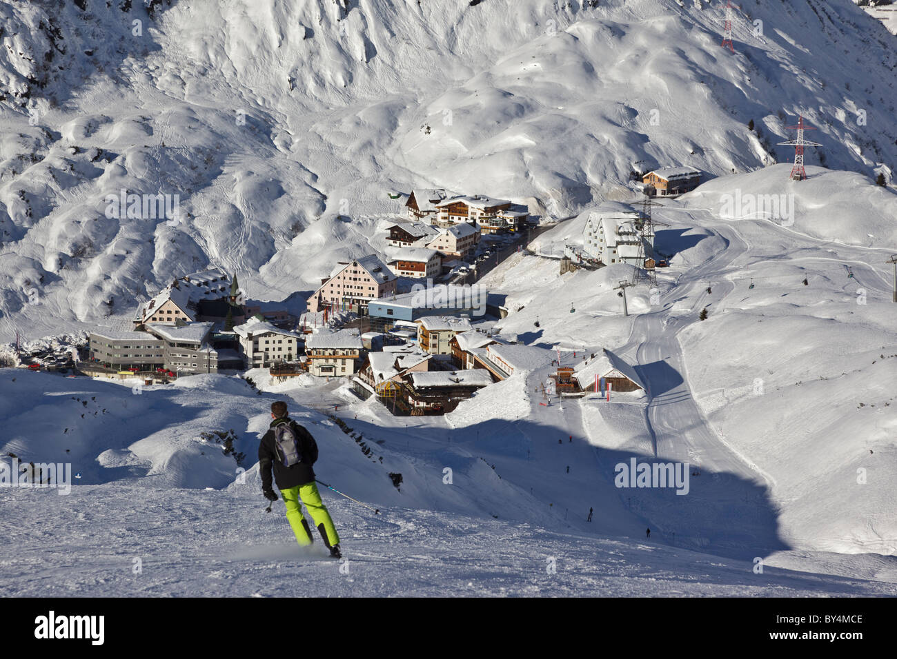 Sciare al di sopra del villaggio di St Christoph am Arlberg in Austria Foto Stock