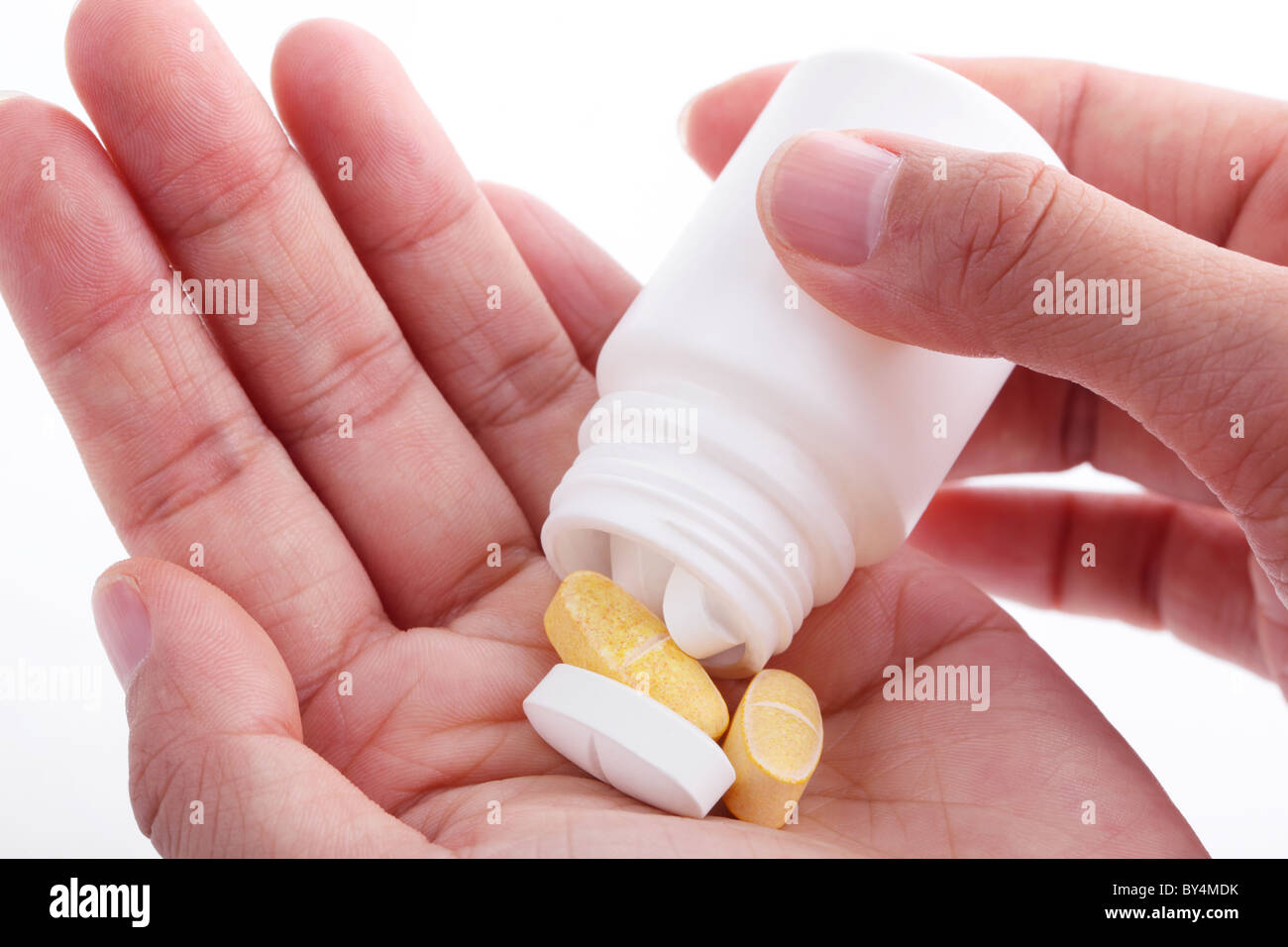 Primo piano sulla donna con le mani pillole e pillola contenitore. Foto Stock
