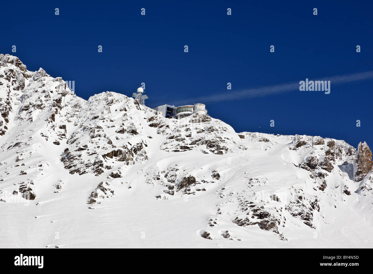 La stazione Valugagrat a 2650m contro un cielo blu chiaro Foto Stock