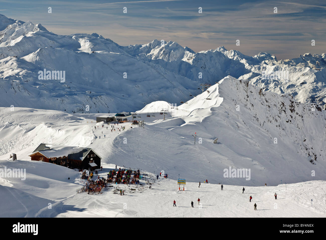 Gli sciatori e gli snowboarder fermarsi per una sosta al famoso Ulmer Hutte in St Anton. La seggiovia Valfagehr è in distanza. Foto Stock
