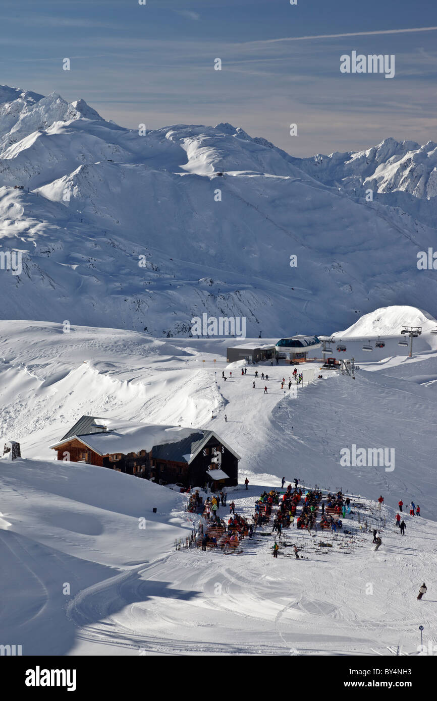 Gli sciatori e gli snowboarder fermarsi per una sosta al famoso Ulmer Hutte in St Anton. La seggiovia Valfagehr è in distanza. Foto Stock