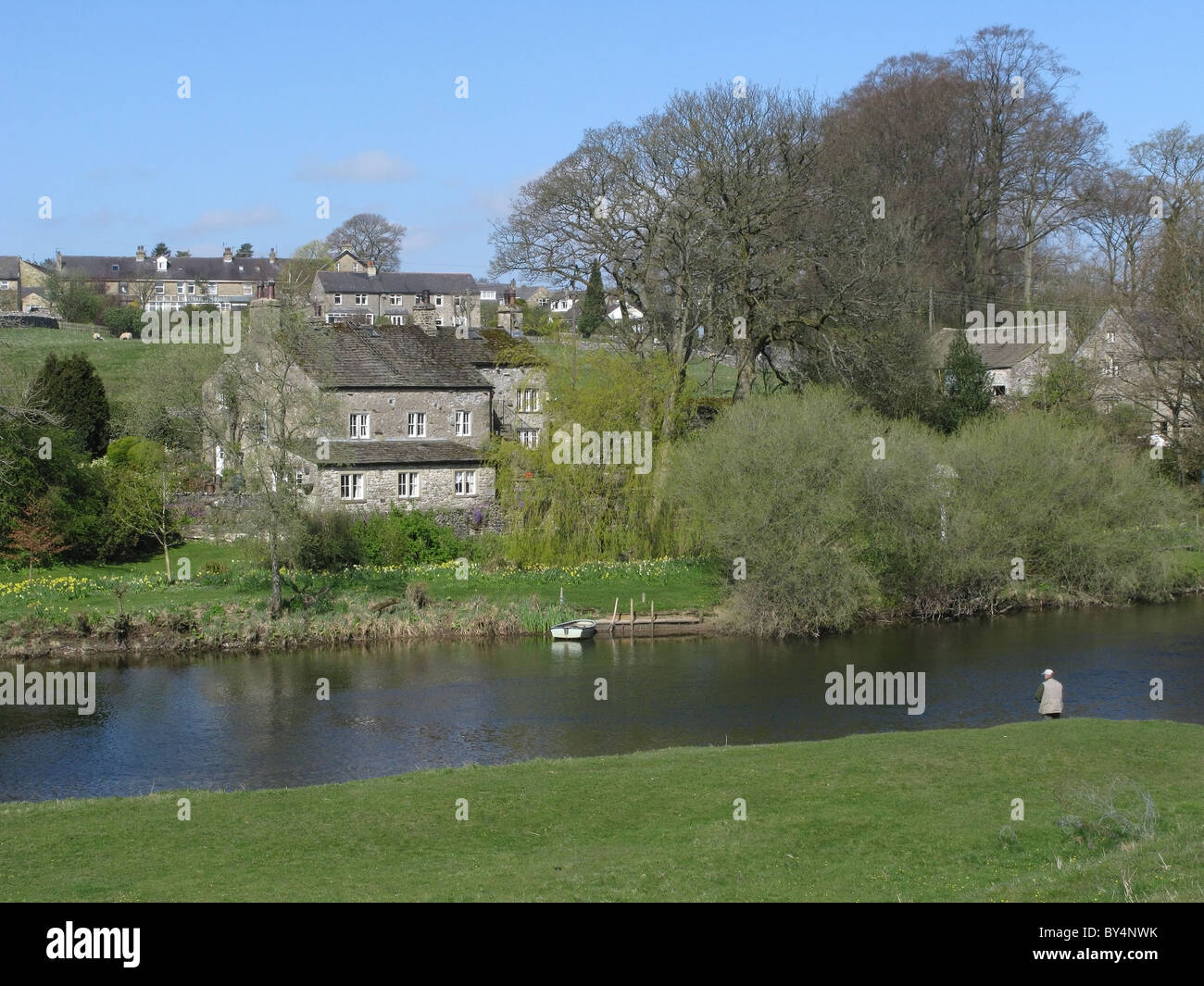 Case di pietra si vede oltre il fiume wharfe, grassington, Yorkshire Dales National Park, North Yorkshire, Inghilterra, Regno Unito. Foto Stock