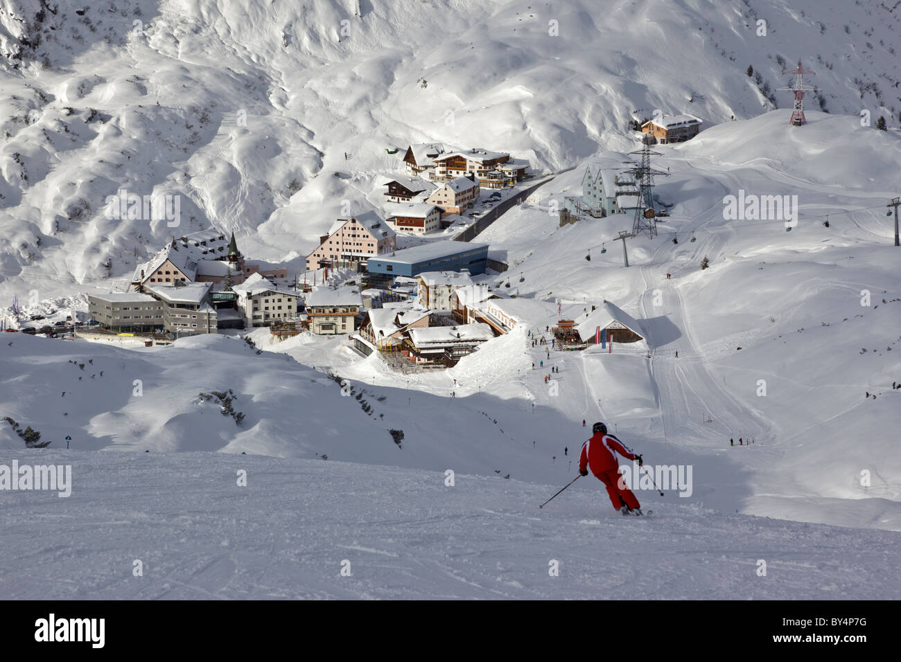 Sciare al di sopra del villaggio di St Christoph am Arlberg in Austria Foto Stock