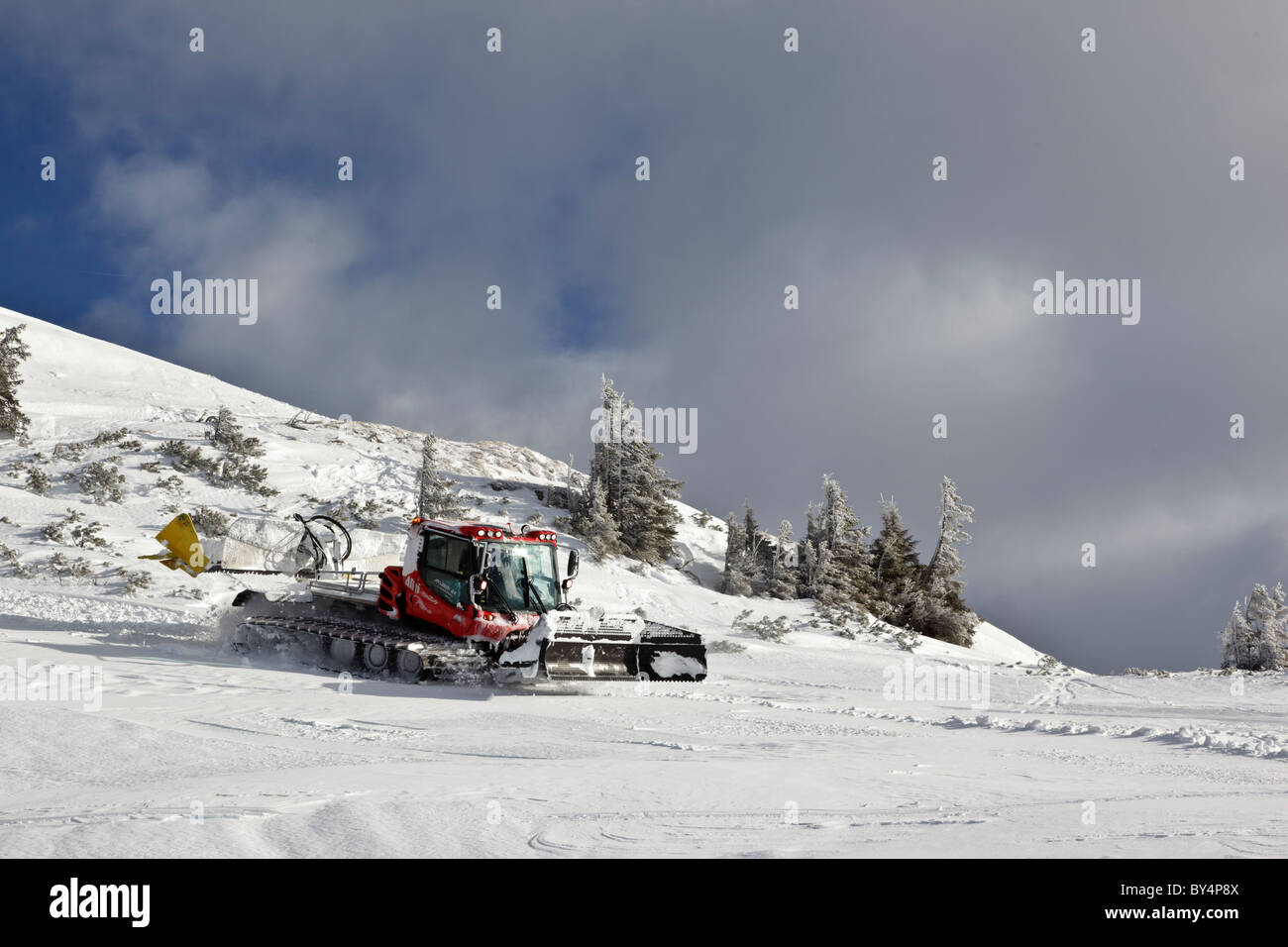 Un gatto delle nevi toelettatura sentieri sopra St Christoph vicino a St Anton, Arlberg, Austria Foto Stock