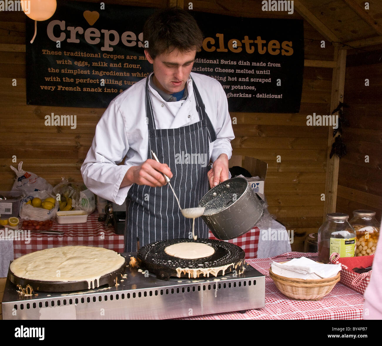 Stand Catering vendita di crepes al Festival di cibo e bevande a Leyburn. Foto Stock