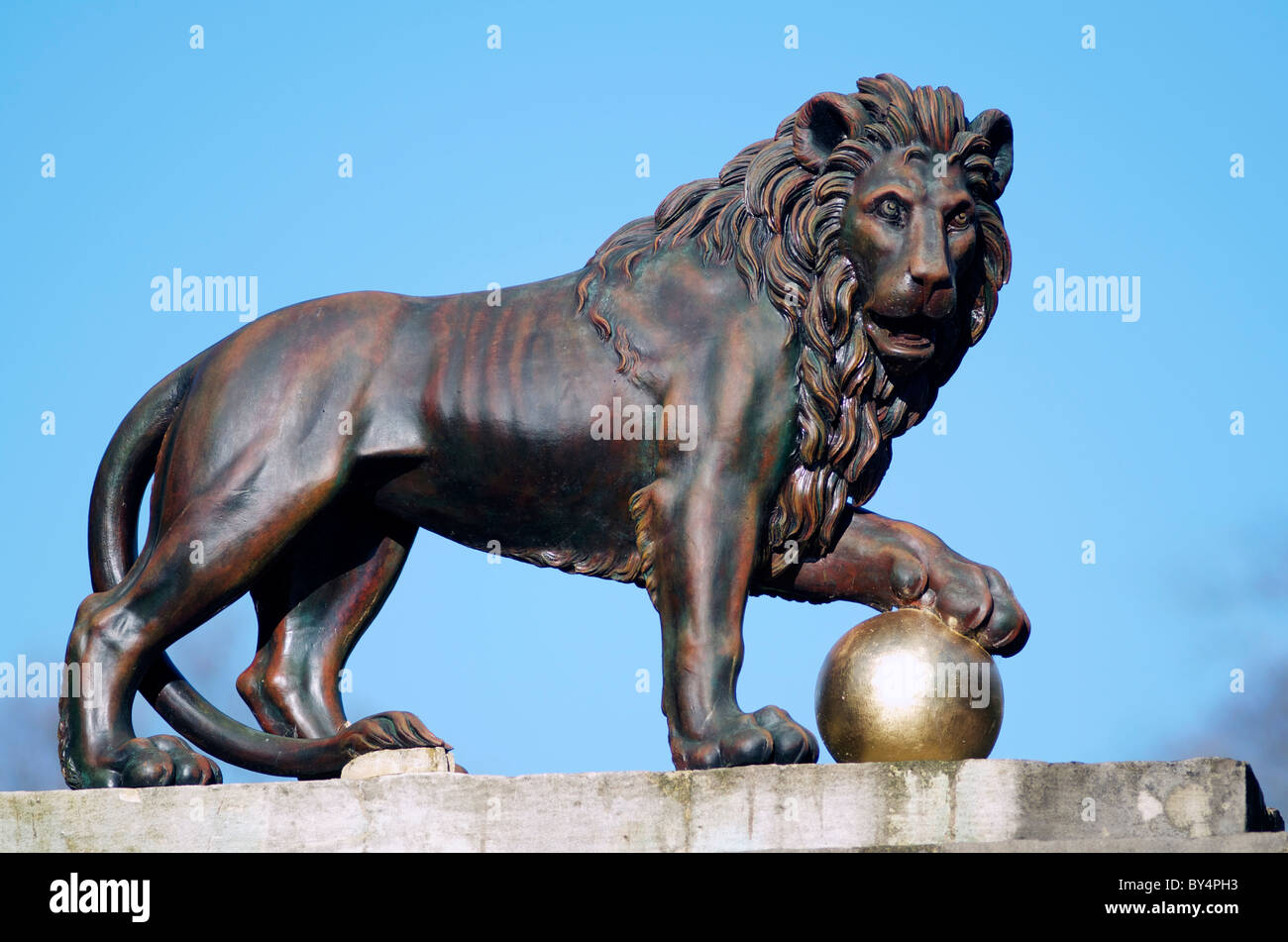 Leone di Bronzo scultura al Victoria Park Gate Bath Somerset England Regno Unito Foto Stock