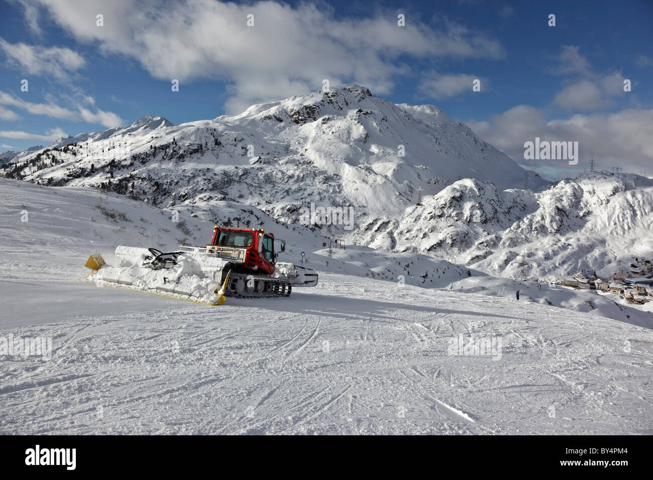 Un gatto delle nevi toelettatura sentieri sopra St Christoph vicino a St Anton, Arlberg, Austria Foto Stock
