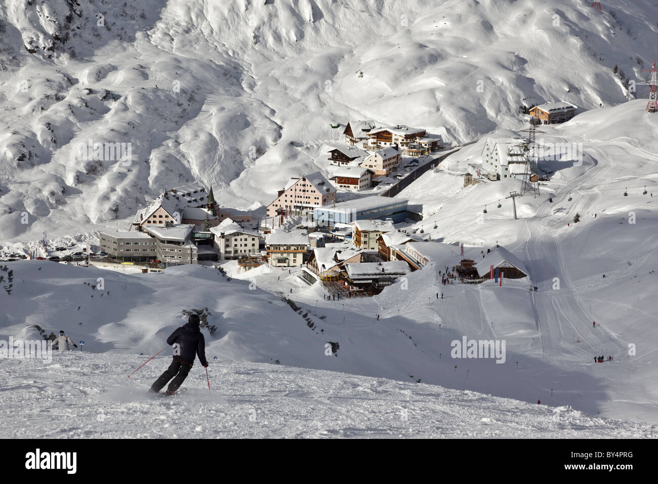 Sciare al di sopra del villaggio di St Christoph am Arlberg in Austria Foto Stock