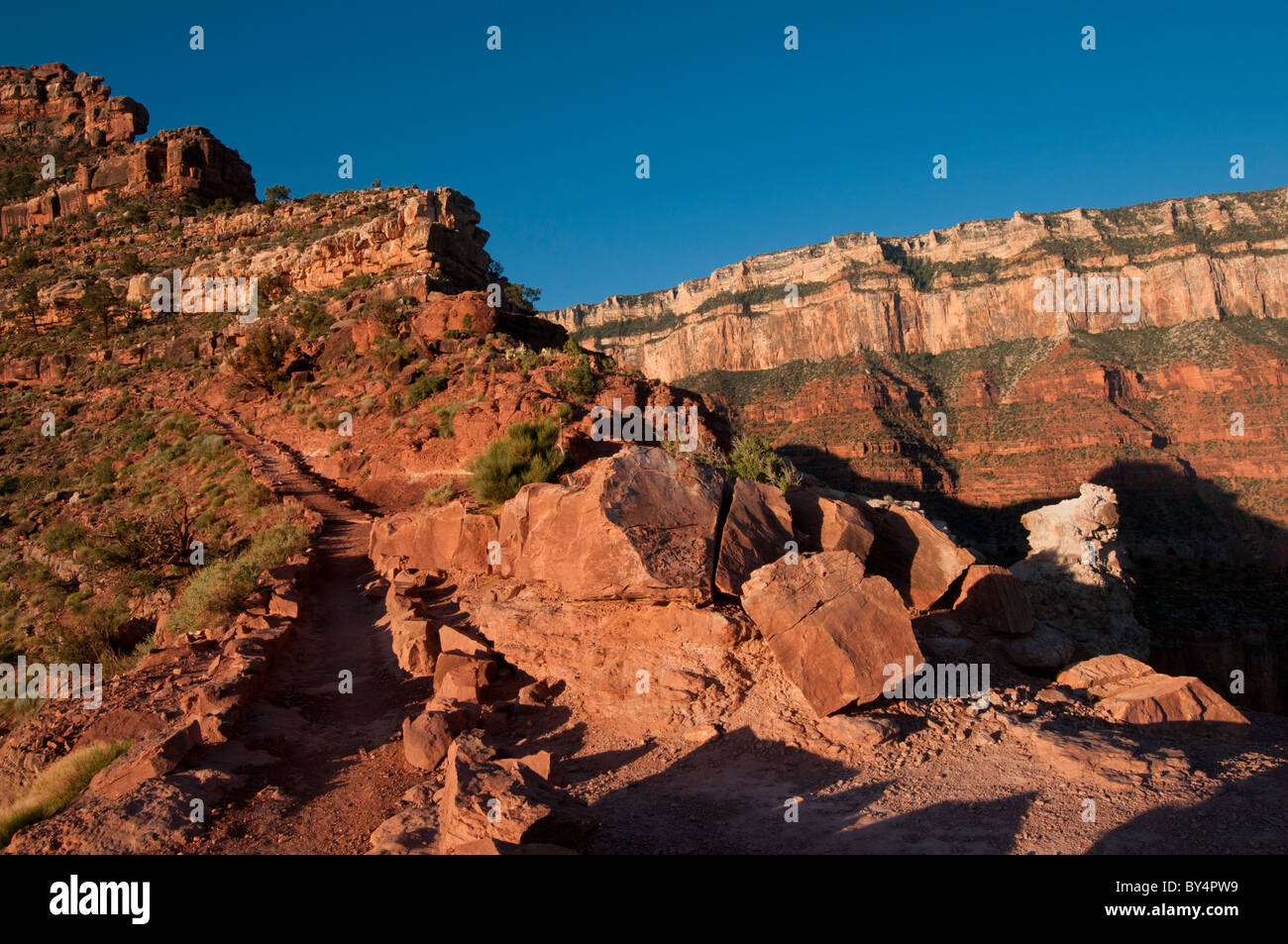 Il south kaibab trail nel parco nazionale del Grand Canyon man mano che si avvicina il south rim Foto Stock