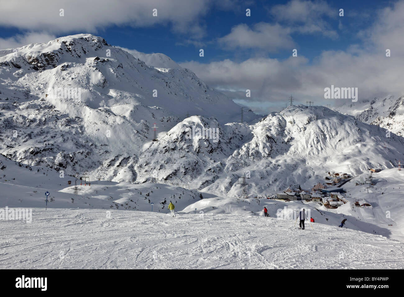 Sciare al di sopra del villaggio di St Christoph am Arlberg in Austria Foto Stock