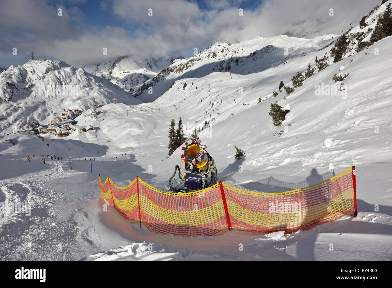 Una neve rendendo la macchina a lato della pista sopra St Christoph vicino a St Anton am Arlberg Foto Stock
