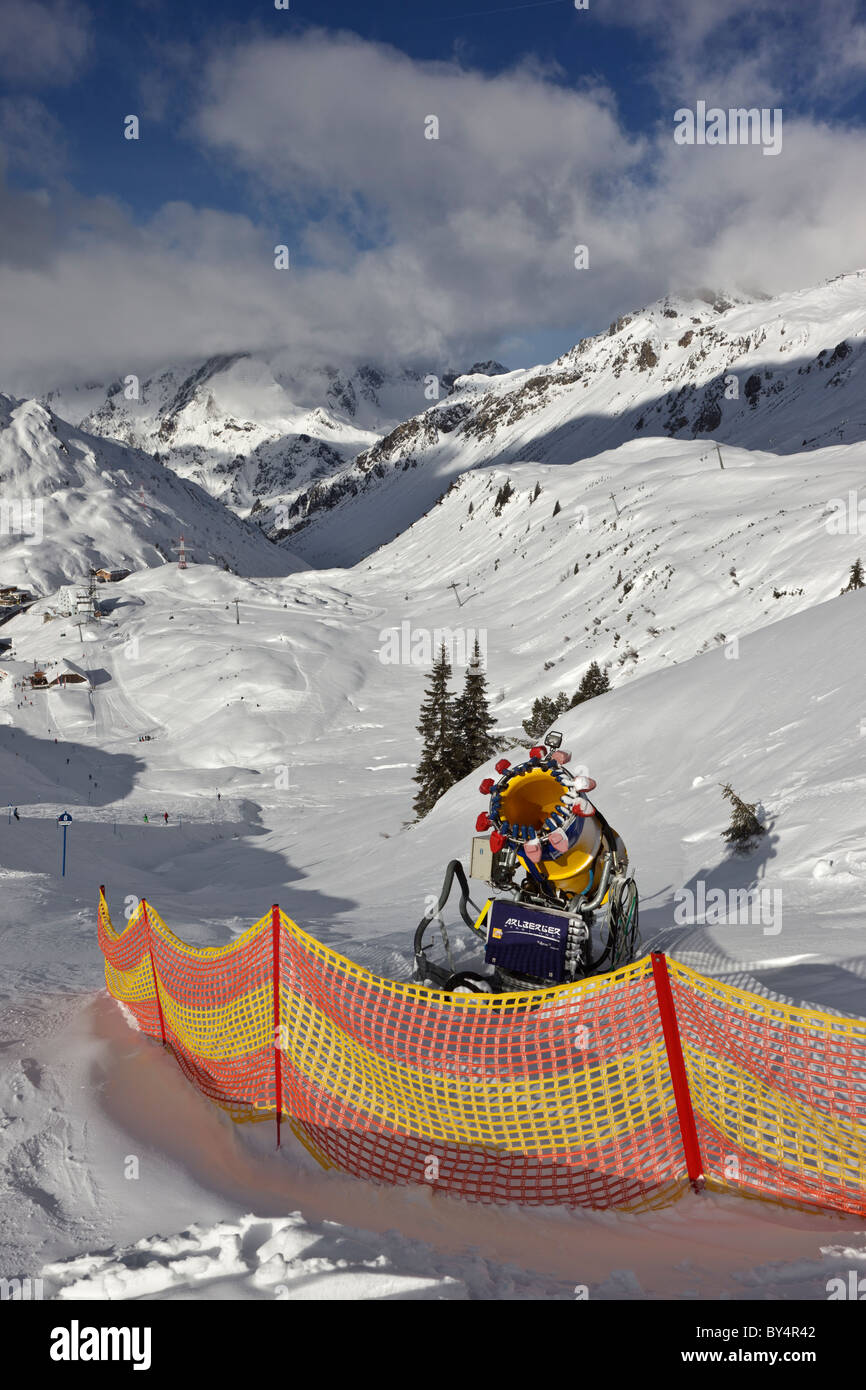 Una neve rendendo la macchina a lato della pista sopra St Christoph vicino a St Anton am Arlberg Foto Stock