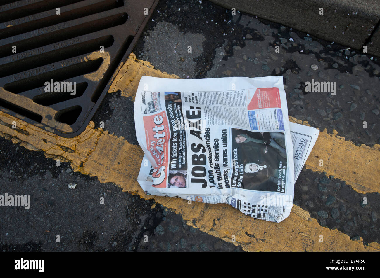 Hackney crisi economica. Giornale con front page headline ' Lavori ax' nella gronda Foto Stock