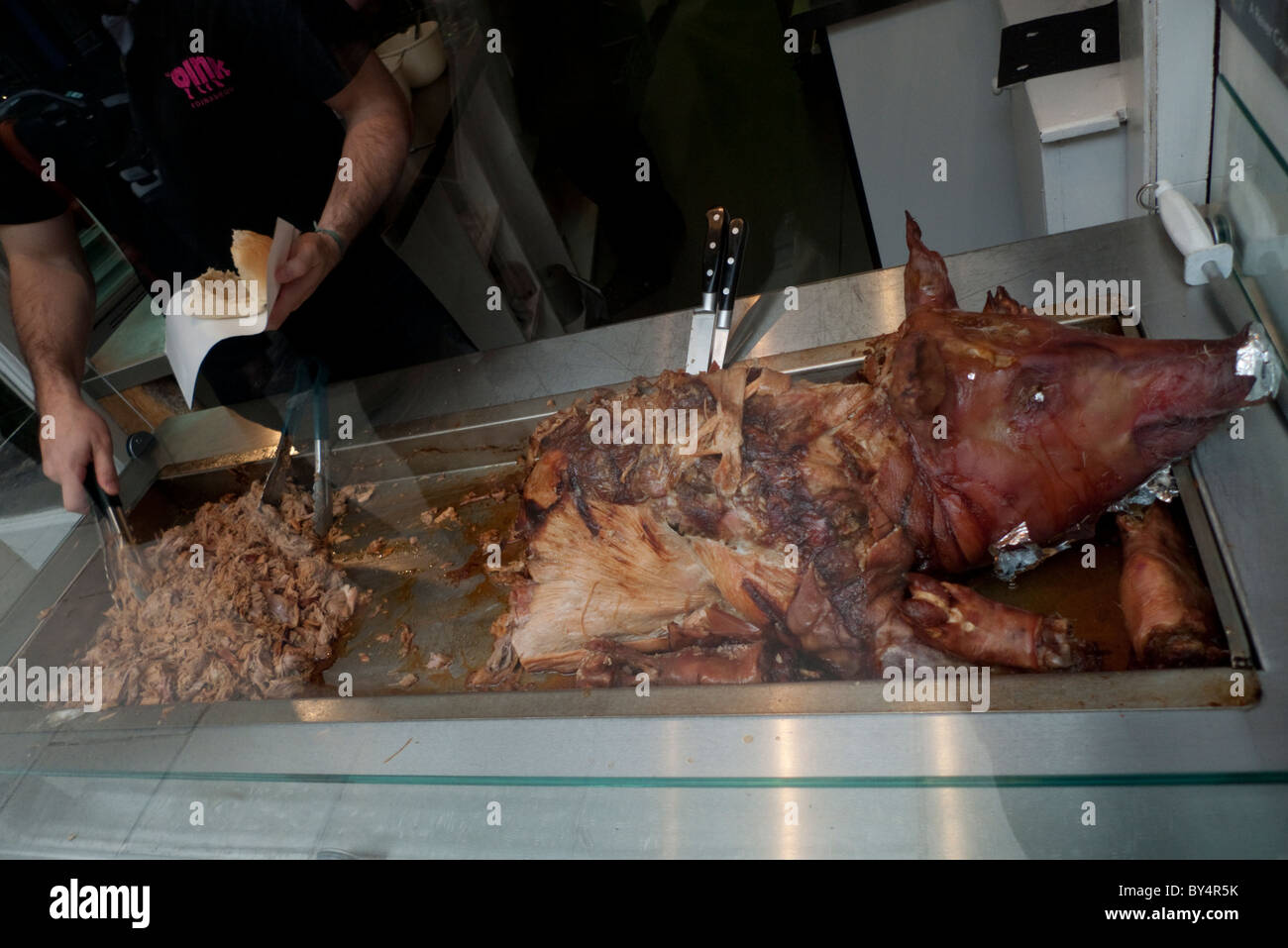 Testa di maiale arrosto di maiale arrosto scolpito in una vetrina di macelleria di Edimburgo Scozia Regno Unito Gran Bretagna KATHY DEWITT Foto Stock